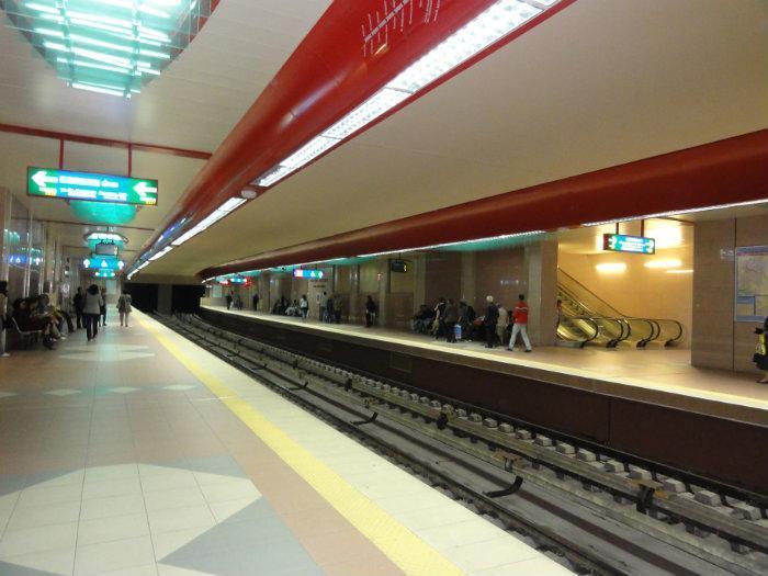 Полицаи спасиха жена, искала да се хвърли под метрото. | Novinite.EU