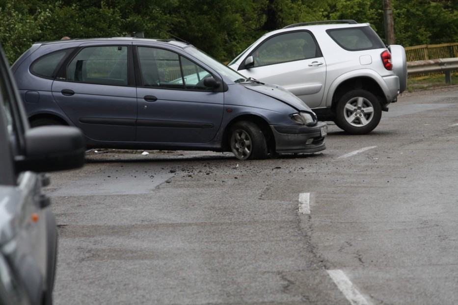 Първи снимки от катастрофата до Евксиноград във Варна! Четири коли са намачкани, изкривена е мантинелата, внимавайте! | Novinite.EU image 1