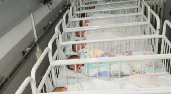 Паника в Сандански: Полиция и лекари издирват родилка, избягала с болно бебе на ръце. | Novinite.EU