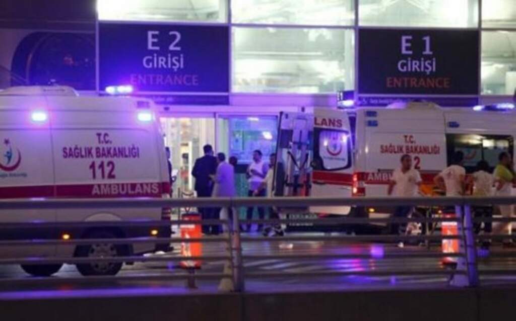 CNN: По време на проверката охраната на летището в Истанбул е разкрила терористите (снимки) | Novinite.EU
