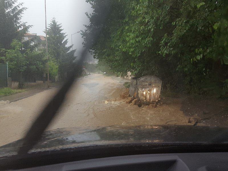 Улиците във Владиславово се превърнаха в реки, водата носи и калта със себе си | Novinite.EU image 1