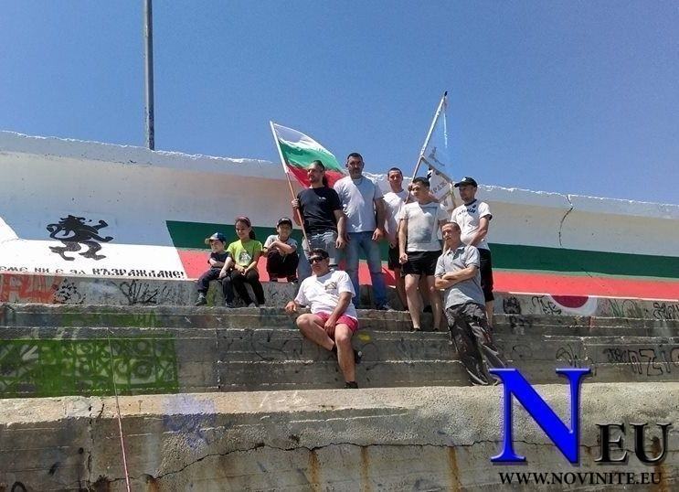 Нарисуваха 21 метрово българско знаме на "Вълнолома" | Novinite.EU