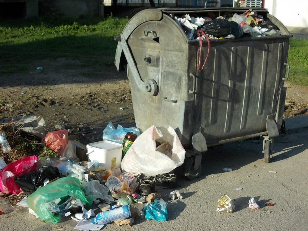 Пак проблем с боклука, този път под автогарата | Novinite.EU