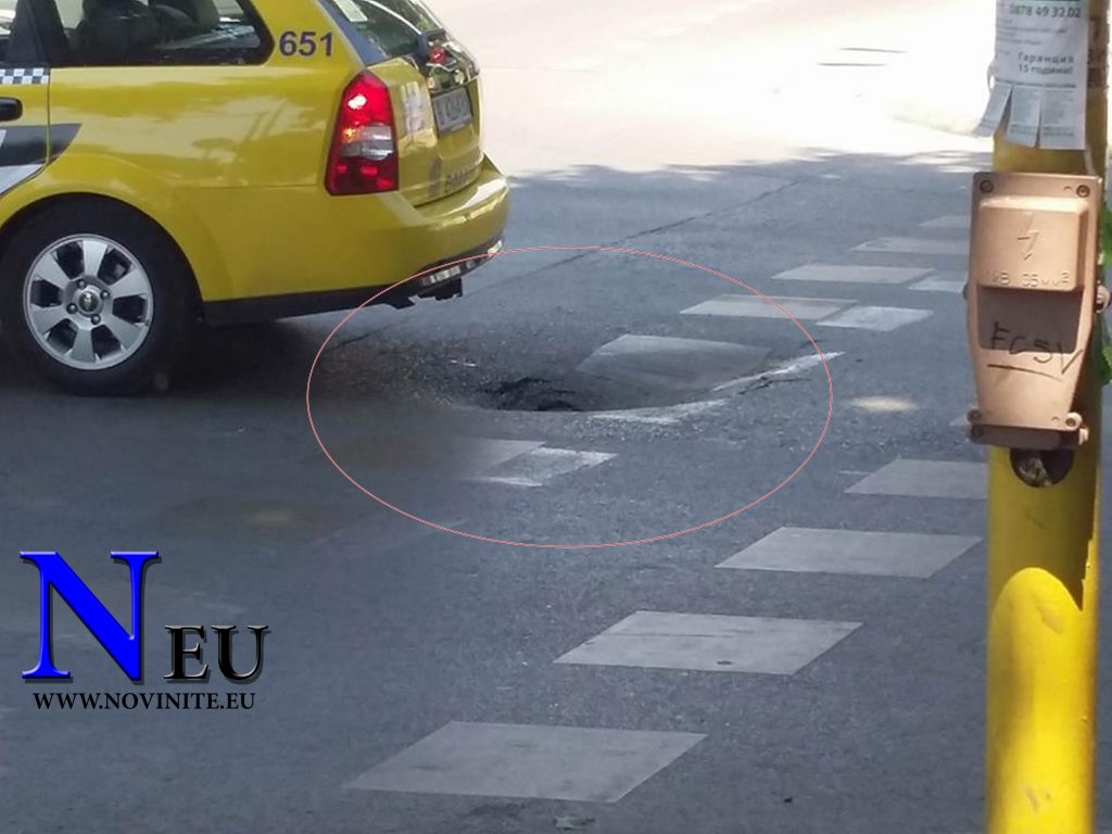 Опасна дупка се появи на кръстовище във Варна (снимки) | Novinite.EU image 1