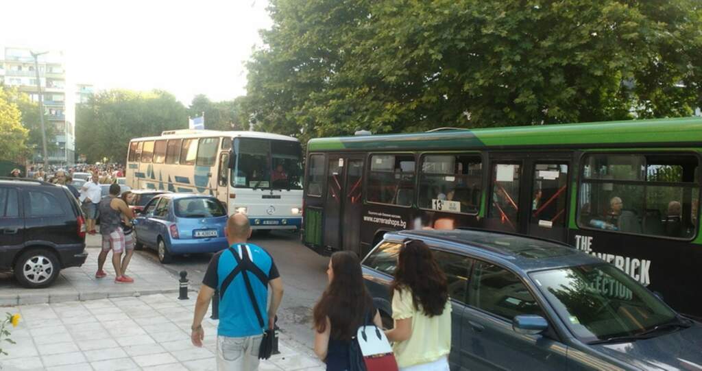 На изпити във Варна като на абитуриентска! Кандидатите за университет задръстиха с колите си улицата! Блокираха автобусите | Novinite.EU image 1
