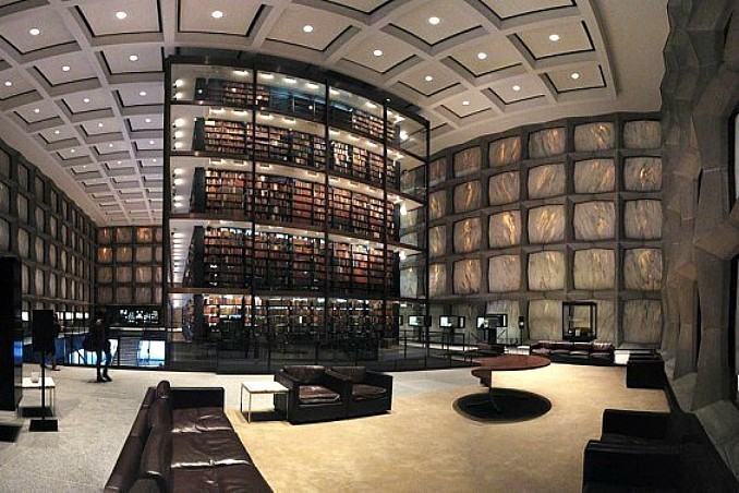 Отвън библиотеката може да не е нищо забележително, но интериорът определено е много впечатляващ. Характерни за библиотеката са огромни мраморни стени без прозорци. Това може би е най-голямата сграда в света, проектирана да съхранява редки книги и ръкописи, включително и 48 познати копия от Библията на Гутенберг.