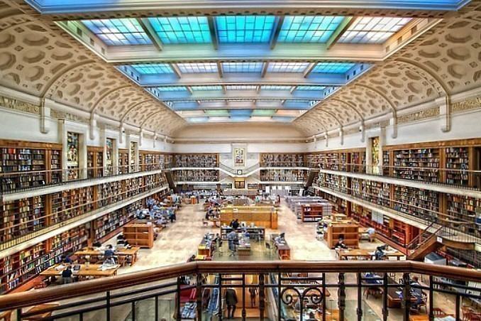 Библиотеката е създадена още през 1826 година и е най-старата в страната. Позната е със спиращото дъха Крило на Мичъл, завършено през 1910 г на името на Дейвид Скот Мичъл, който има фантастична колекция книги и оригинални записки на Джейм Кук.