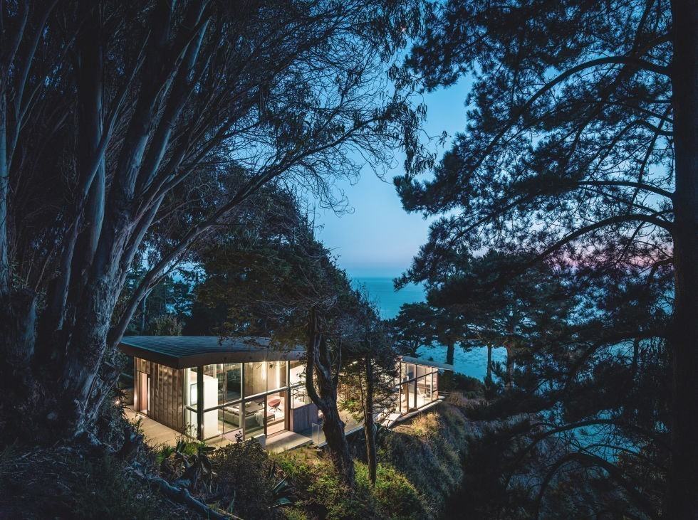 Ваканционната къща се намира в Big Sur, Калифорния и e разположена на скала на 76 метра над океана. Състои се от две правоъгълни тела, свързани със стъклена библиотека. 