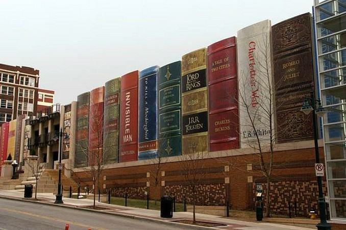 Библиотеката се превръща в туристическа забележителност заради нейната архитектура. Сградата представлява лавица от книги, която съдържа 22 заглавия, препоръчани от посетителите на библиотеката.