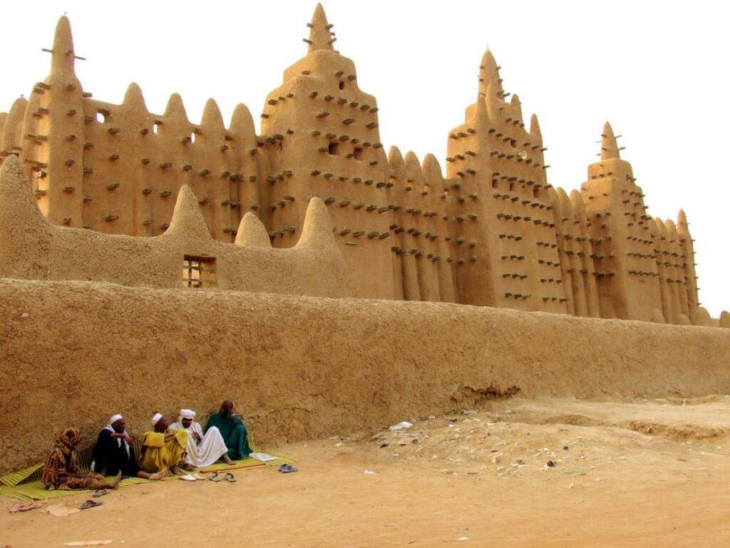 the-great-mosque-of-djenn-in-mali-is-the-largest-mud-built-structure-in-the-world--it-can-hold-3000-worshippers