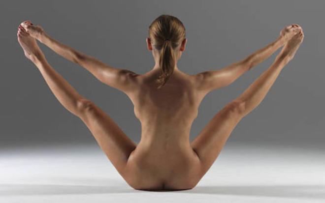 Йога инструкторка позира гола в любимите си пози (СНИМКИ 18+)