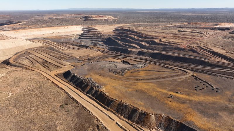 Изглед от въздуха на минни операции в мангановия пояс в пустинята Калахари.