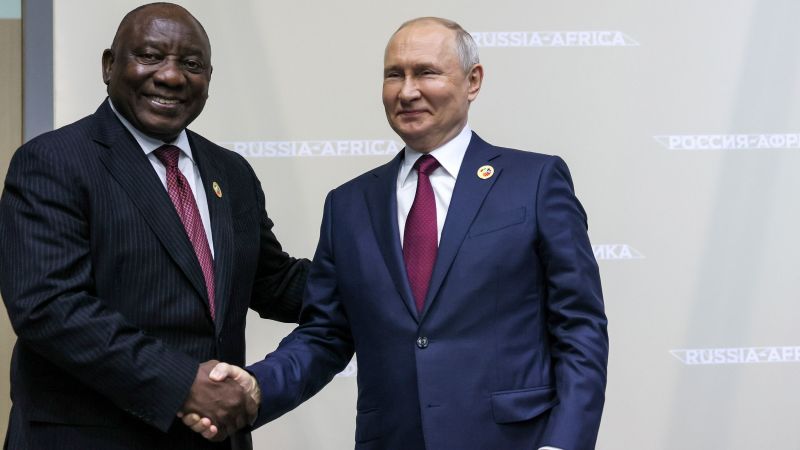 Руският президент Владимир Путин, вдясно, и президентът на Южна Африка Сирил Рамафоса се ръкуват в кулоарите на срещата на върха Русия-Африка в Санкт Петербург, Русия, четвъртък, 27 юли 2023 г.