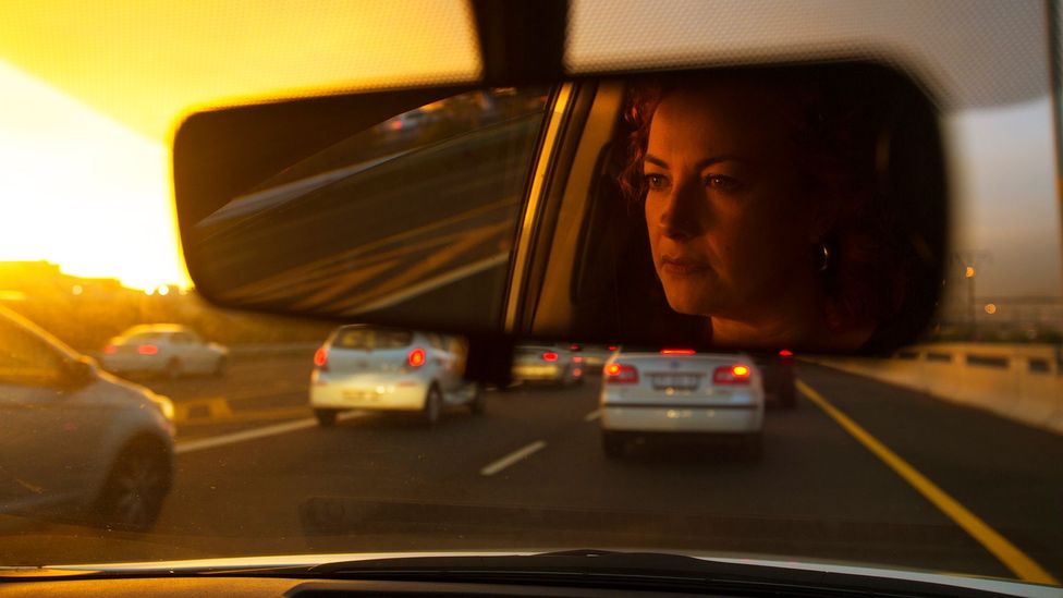 Заклещването в разочароващи опашки по натоварени пътища може да изяде много часове от деня на шофьорите, намалявайки времето, което трябва да направят нещо по-продуктивно (Кредит: Getty Images)