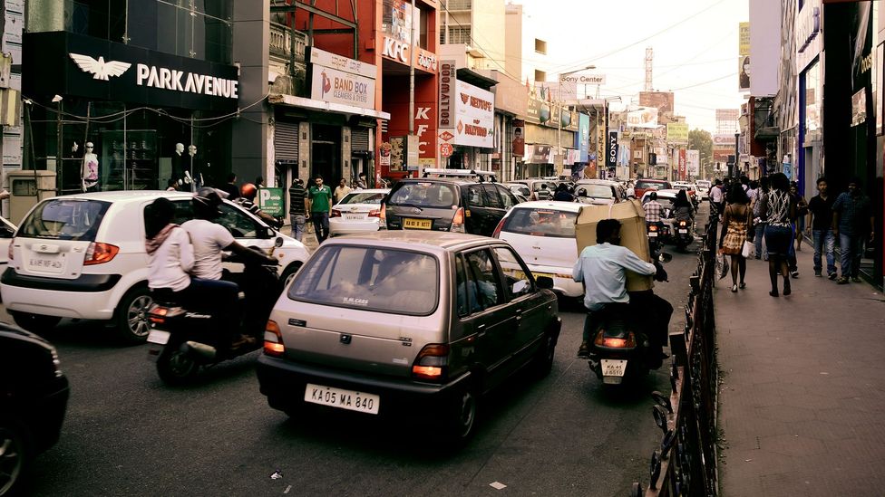 Има надежди, че новата технология може да облекчи задръстванията във вече задръстените градове като Бенгалуру, Индия, където превозните средства често се движат с пешеходно темпо (Кредит: Getty Images)