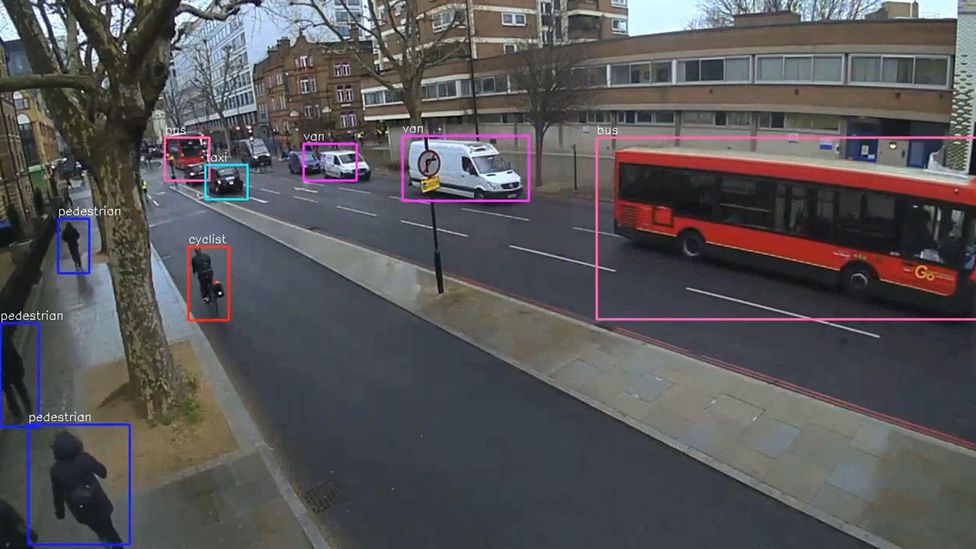Интелигентните камери на кръстовища могат автоматично да идентифицират различни участници в движението, позволявайки на системата за управление на трафика да се адаптира според техните нужди (Кредит: Vivacity Labs)