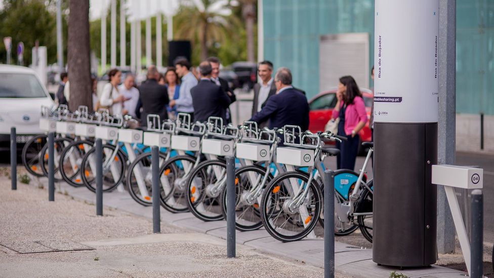 Проследяването на електрическите велосипеди, докато хората ги местят из града, е умопомрачителна задача за човек, но относително лесна за компютър (Кредит: Siemens Mobility)