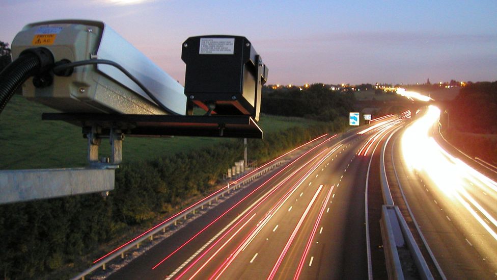 Съвременните системи за управление на трафика често използват комбинация от камери и сензори на самия път, за да оценят гъстотата на превозните средства (Кредит: Getty Images)